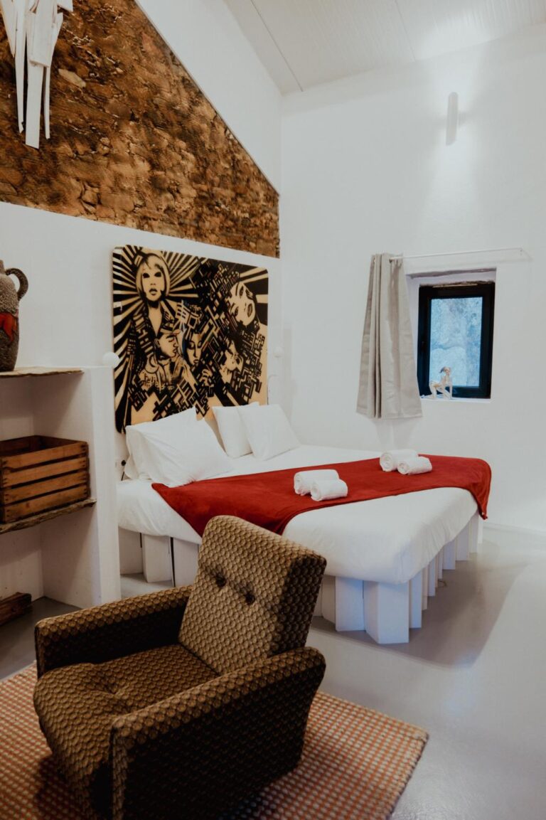 Studio Canvas 1 – A creative space in Eco Resort Portugal with white tones, canvas textures, and artistic inspiration.
