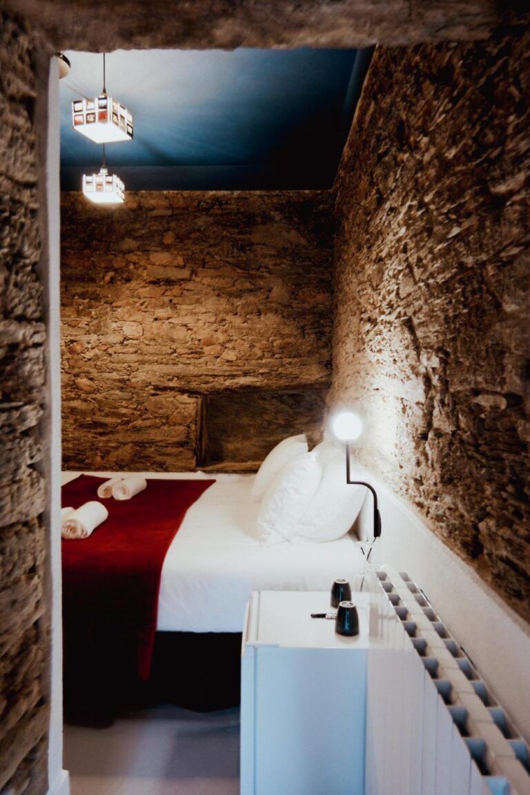 The Doka Room 2 – A nostalgic hideaway at Eco Resort Portugal, inspired by an Amsterdam nightclub, with red light tones and vintage flair.