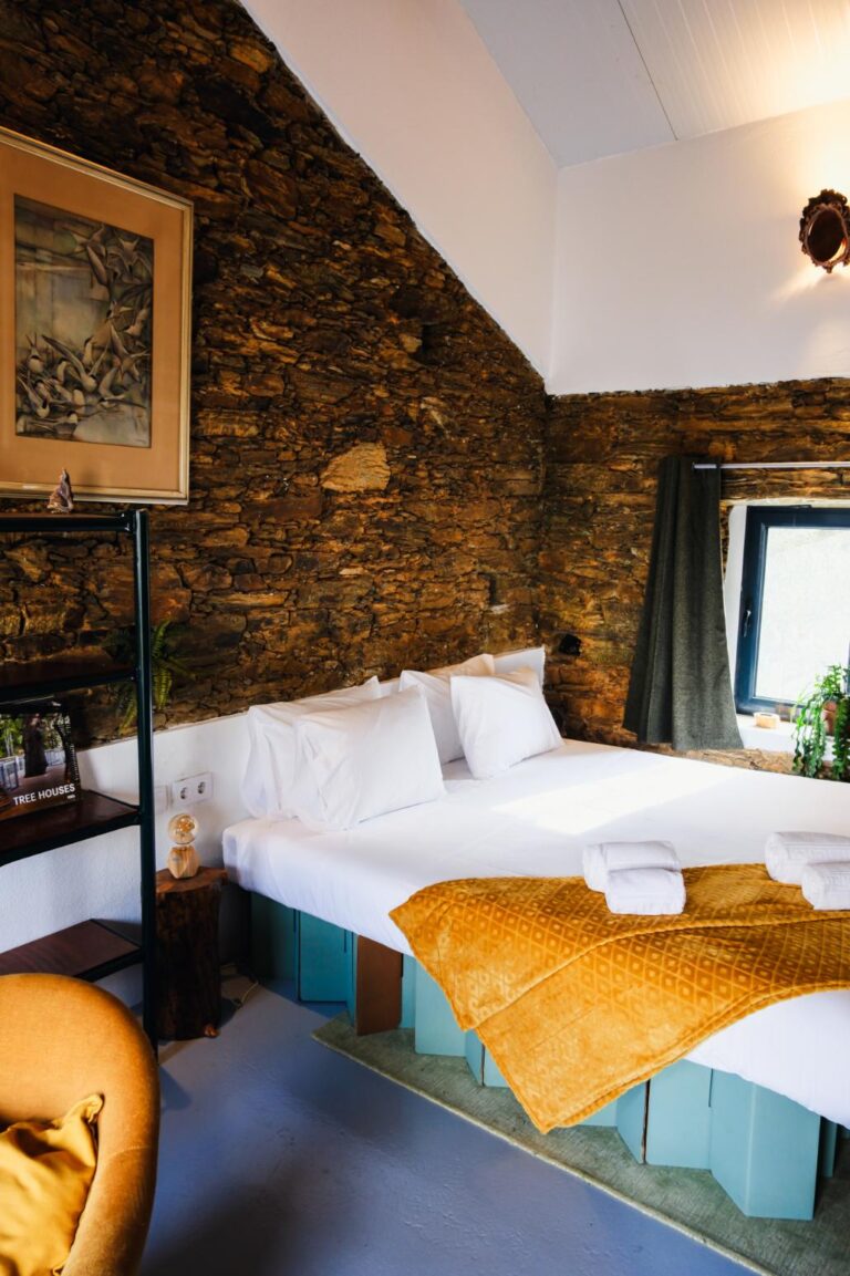 Studio Nature 7 – A tropical-inspired space at Eco Resort Portugal with garden views, bamboo accents, and lush plant décor.
